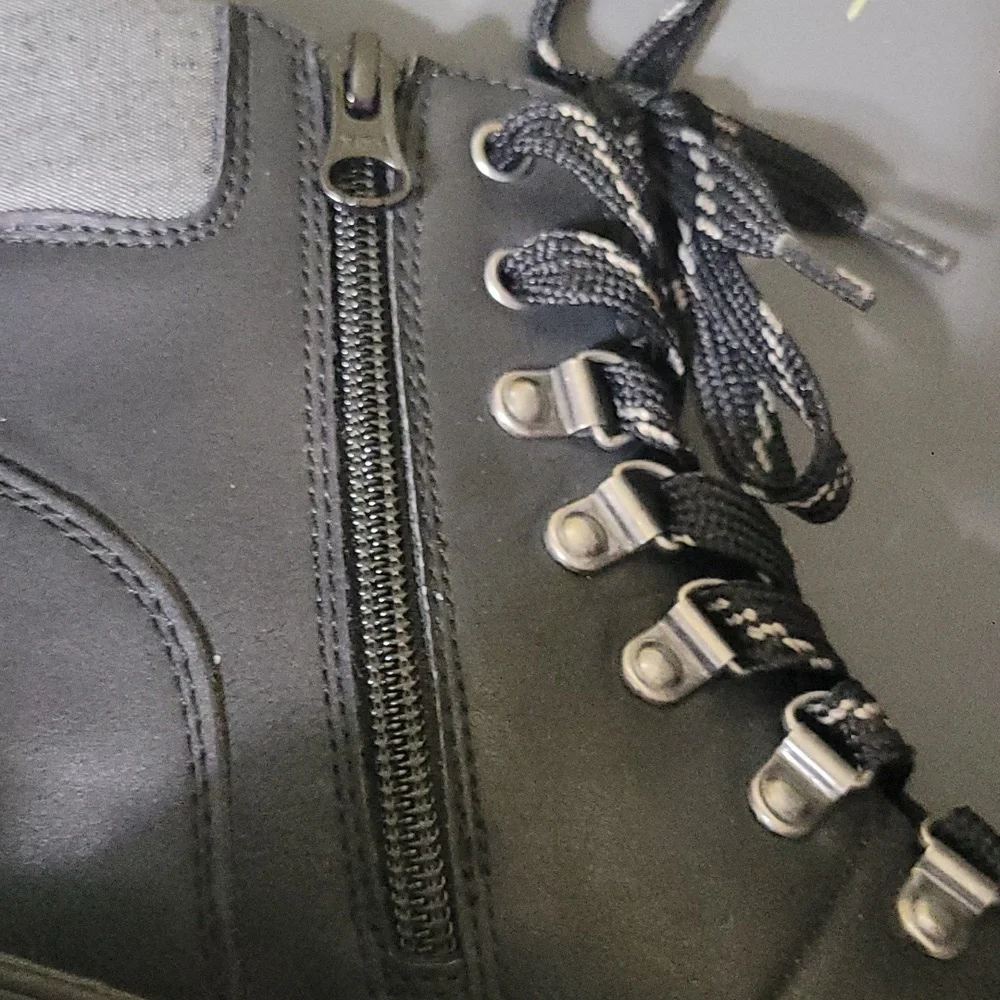 NWT Art Class Boys Black/Gray Atticus Boot Size 2